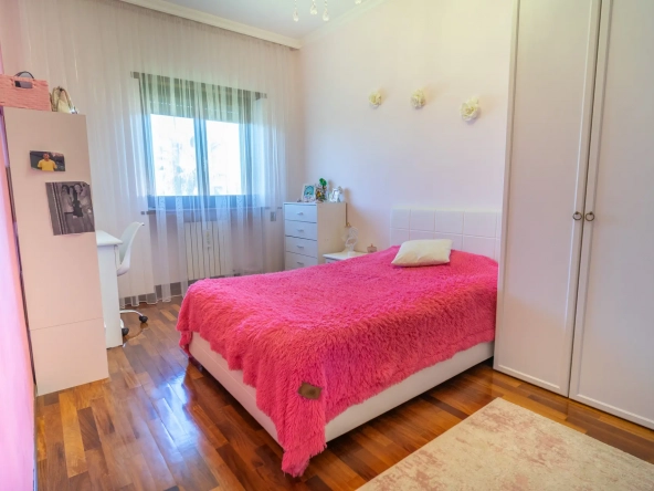 Villa Marcellina bedroom girl