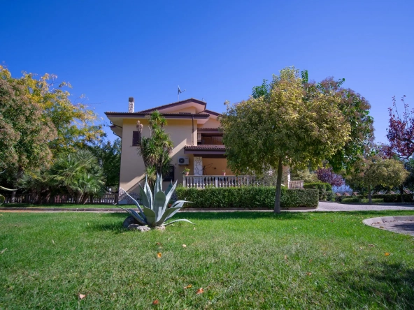 Villa with garden in Calabria